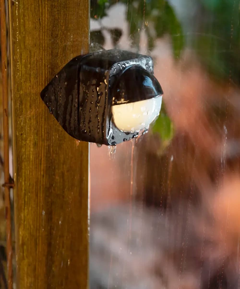 Philips Hue outdoor sensor mounted outside in winter